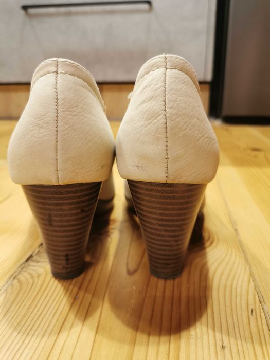 Kremowe buty na szerokim obcasie Clara Barson r. 38