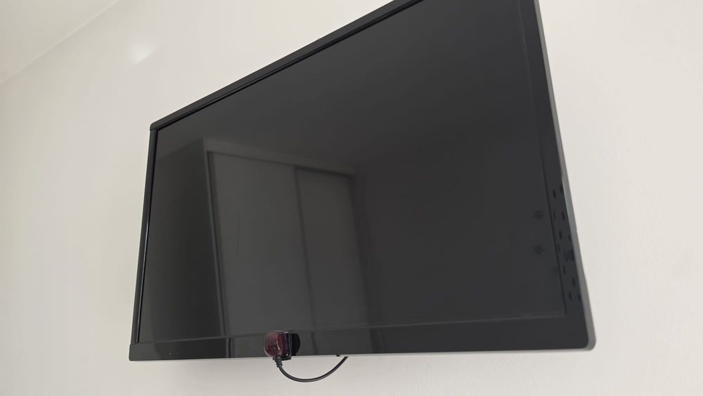 TV KUNFT 24" + Android TV Stick DQ03