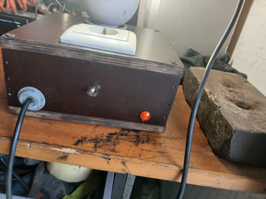 Caixa com luz eléctrica e mais tomada eléctrica