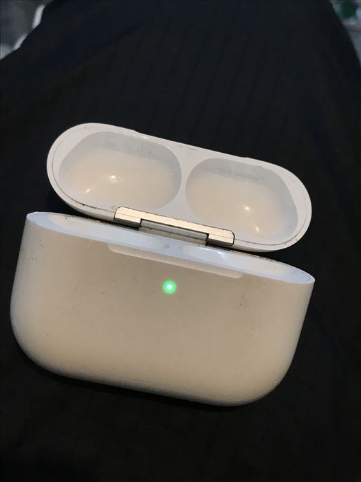 Продам кейс для зарядки apple Airpods pro 3 box