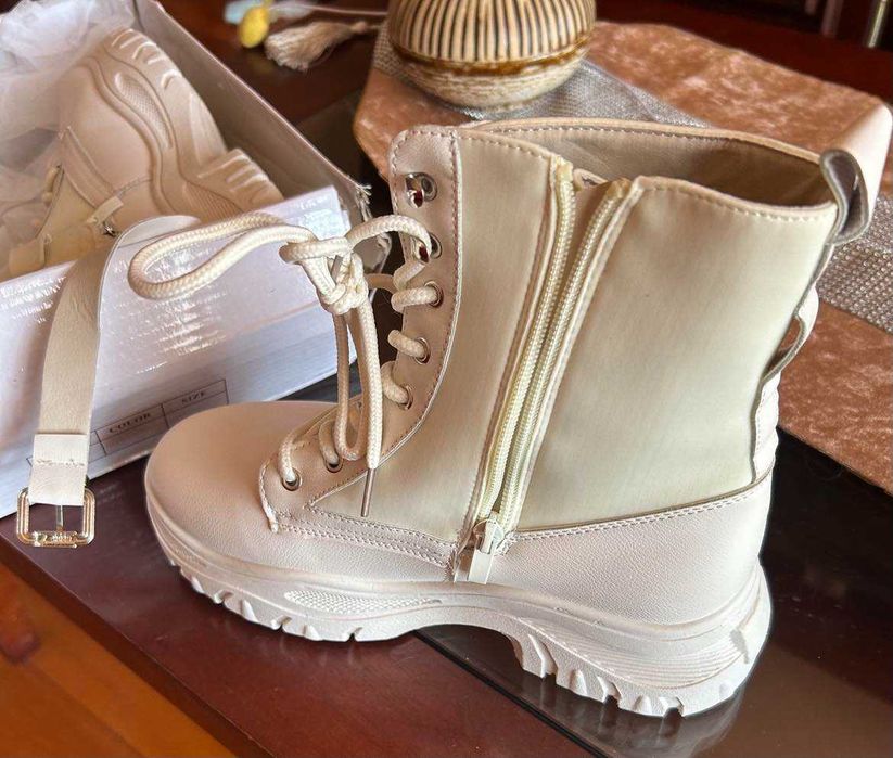 Botas brancas novas