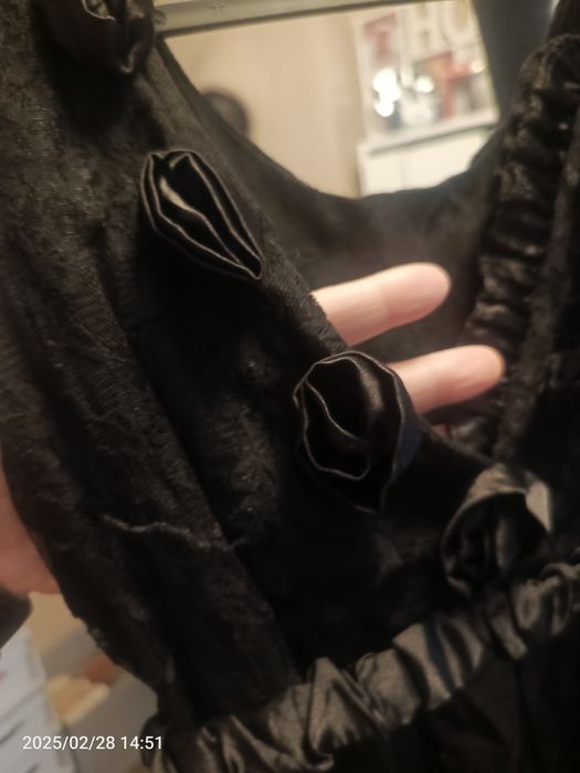 Czarna sukienka tunika połysk koronka