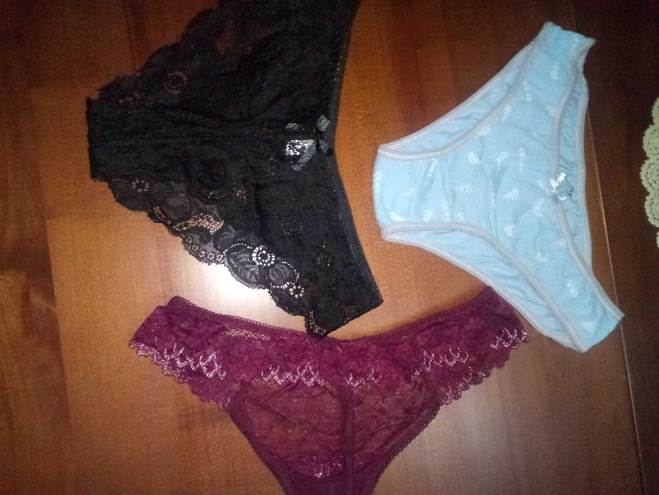 Продам. Два купальника (раздельные) и кружевные трусики.