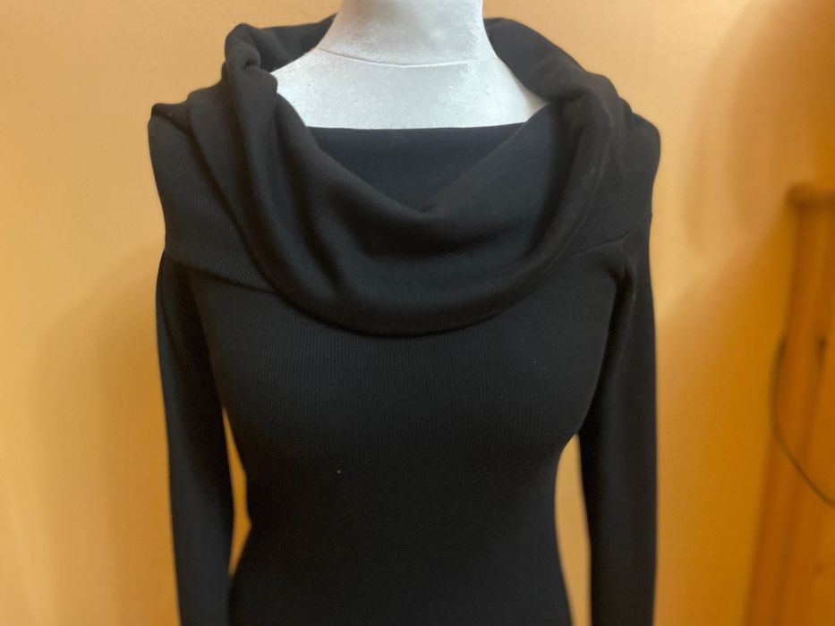 Czarna sukienka z szerokim golfem.