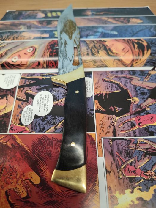 Nóż z grawerem wilkołaka