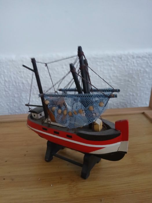 Barco de colecção em madeira tradicional de pesca 25cm de comprimento