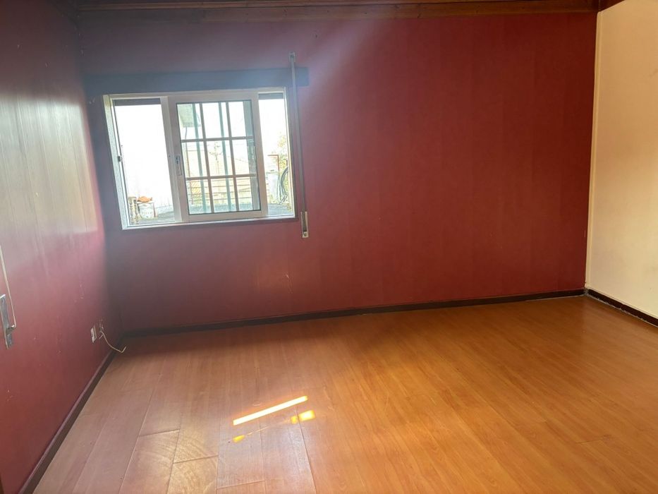 Anexo !com 2 quartos e 1 casa de banho