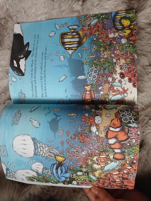 Livro infantil "Harry Saves The Ocean" em inglês
