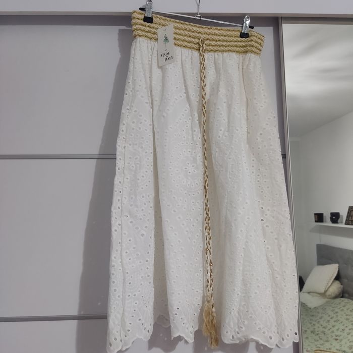 Spódnica w kolorze śmietankowym.