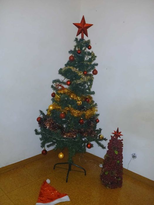 Linda árvore de Natal com 1,50m com todas as decorações