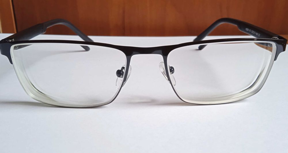 Продам новые мужские очки -3,75 дптр с фотохромными линзами Carl Zeiss