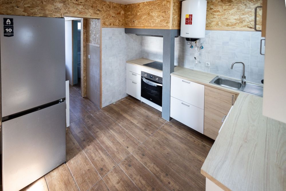 Arrendo casa com 3 quartos, quintal, arrecadação.