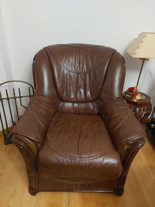 Sofá castanho de pele