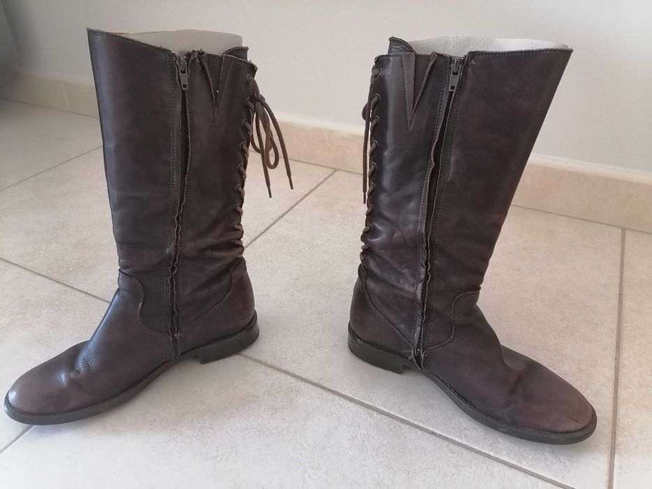 Botas em pele castanhas