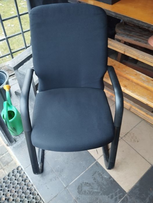 Krzesło konferencyjne tapicerowane z podłokietnikiem na metalowej płoz