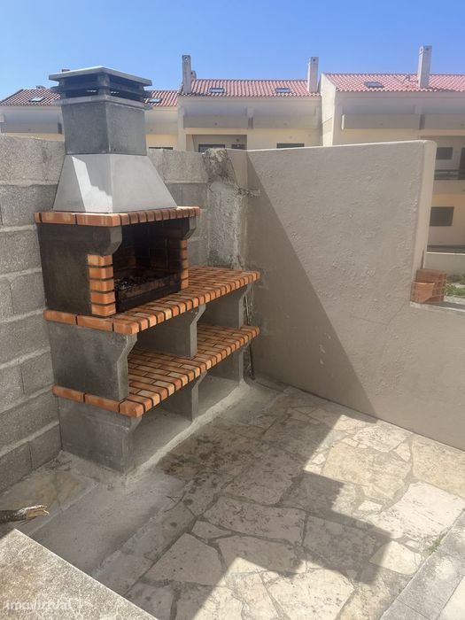 Apartamento T2 na Praia de Paredes de Vitória com varanda e garagem
