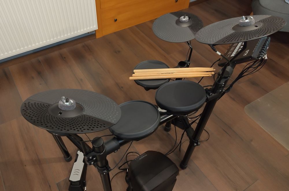 Perkusja elektroniczna Yamaha DTX402K + głośnik aktywny