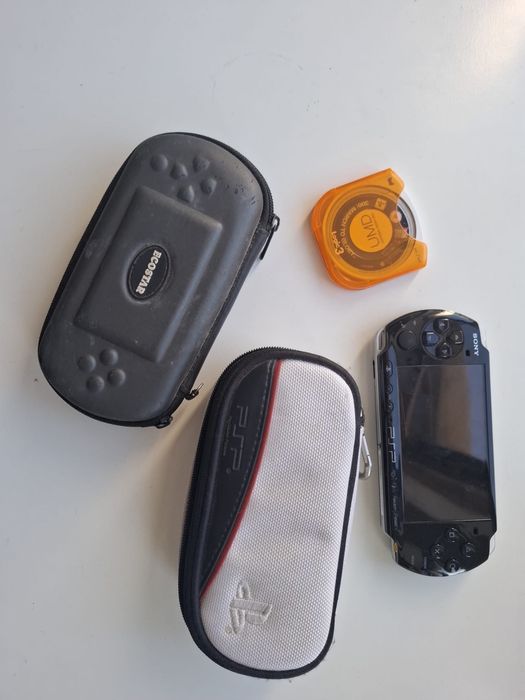 Consola PSP em muito bom estado. Inclui acessorios e 5 jogos.