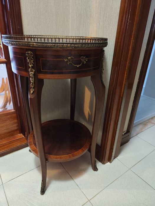 Conjunto Clássico Completo – Cómoda + Espelho + Mesa de Apoio