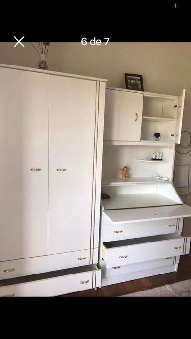 Quarto de solteiro completo com cama, armário e escrivaninha