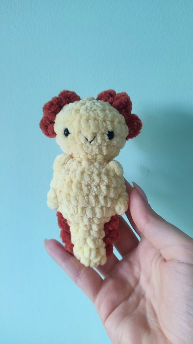 Maskotka aksolotl szyta ręcznie amigurumi