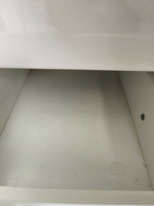Móvel de casa de banho branco com duas portas