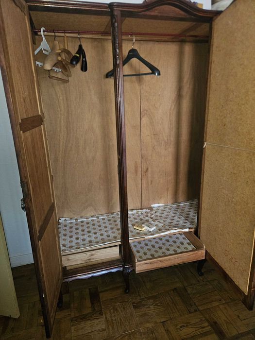 Quarto Completo Clássico em Madeira Maciça | Cama, Roupeiro, Cómoda, Toucador e Mesas de Cabeceira
