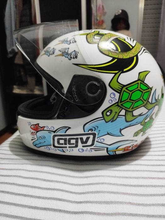 Casaco motard mulher em pele alpinestars, botas e capacete.