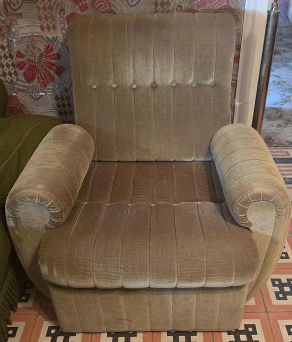 Sofá Antigo 145cm x 85cm e 2 poltronas