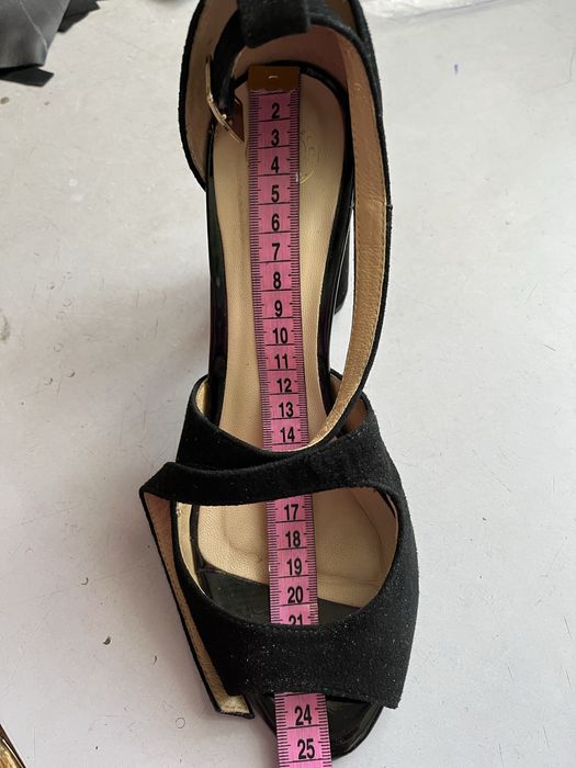 Продам босоніжки замшеві