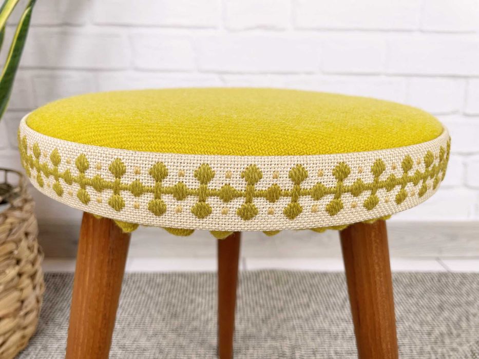 Duński podnóżek/stołek/taboret z haftowaną tapicerką (mid century prl)