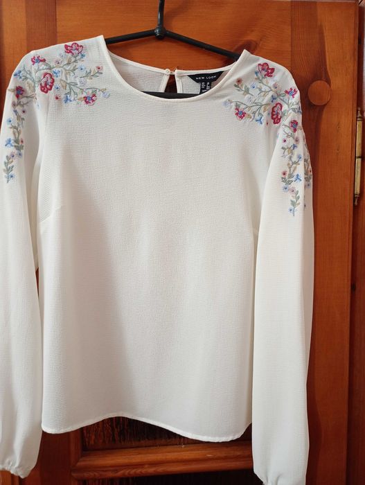 Біла вишита блузка