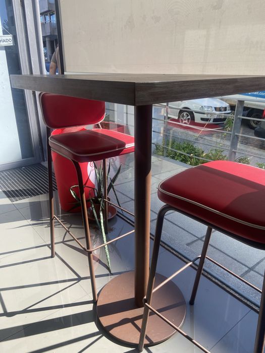 Mesa alta com 2 assentos