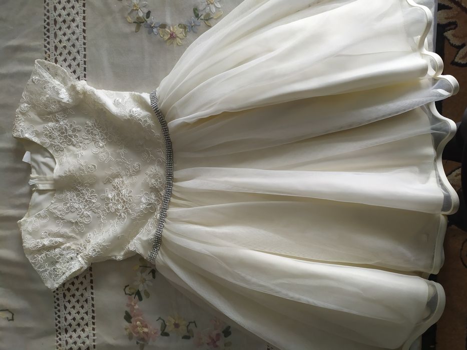 Плаття на причастя чи випускний