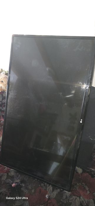 Telewizor LG 43 cale LF510V stan wizualny dobry.
