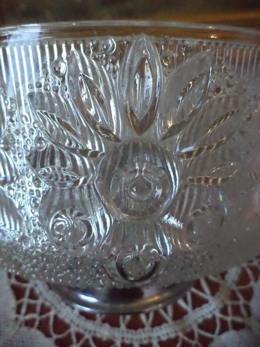 ваза конфетница из старого стекла на металлической ножке