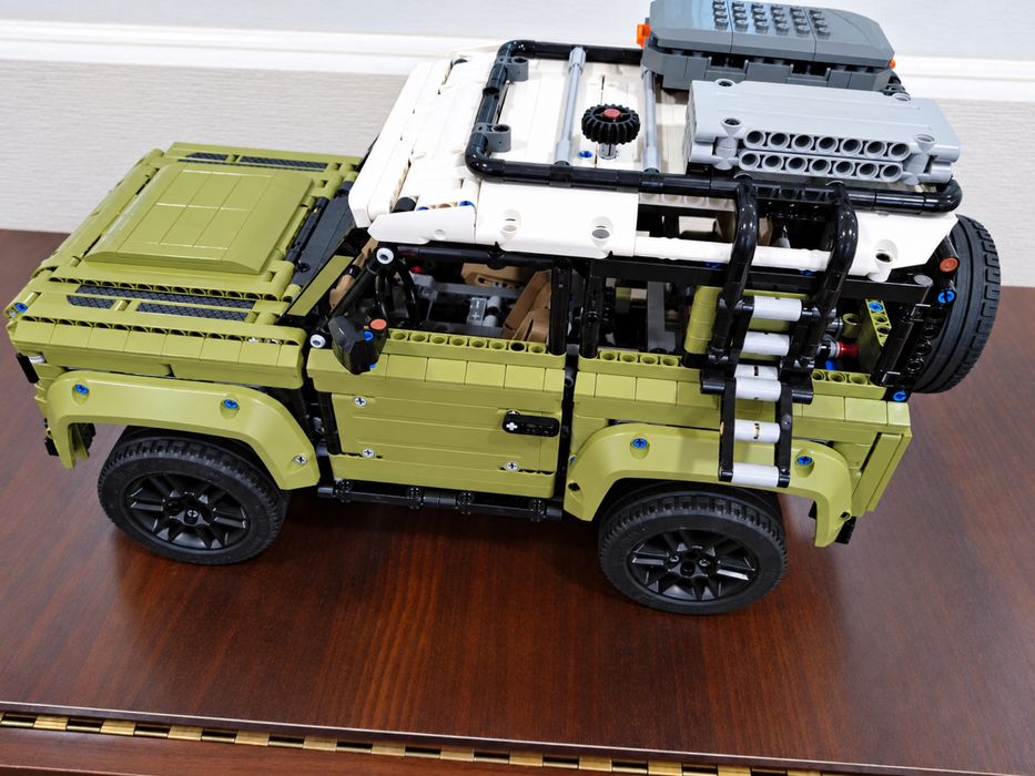LEGO Technic Land Rover Defender 42110 — зібрана модель