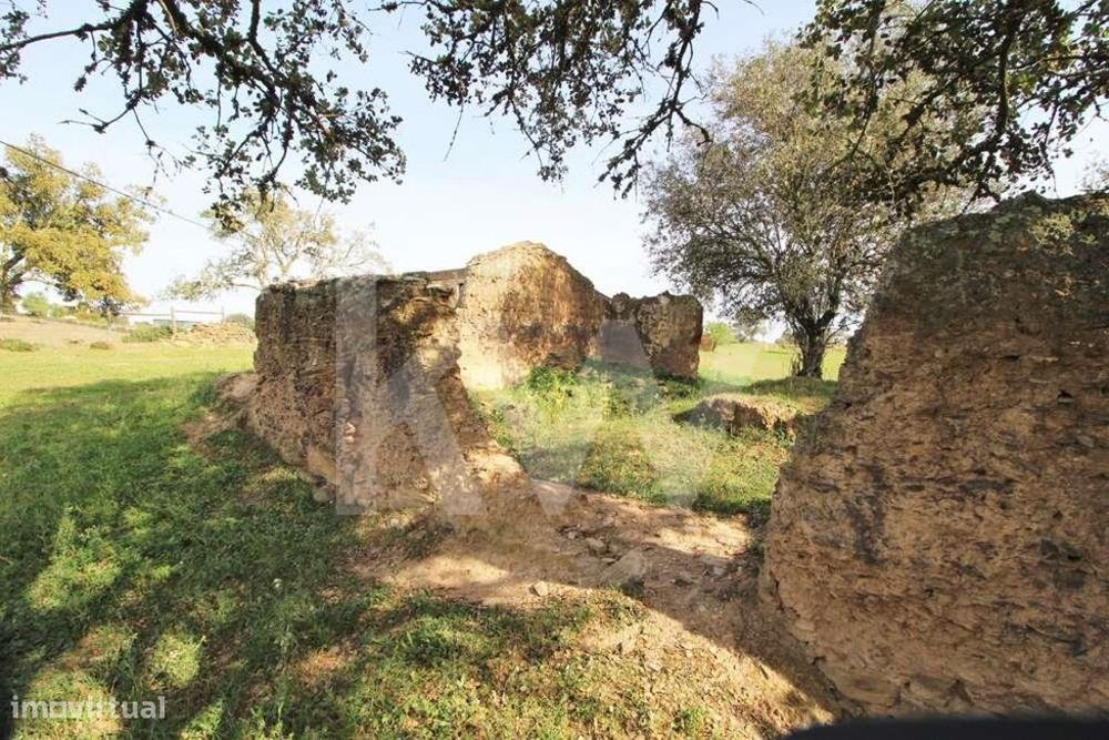 Ruina Implantada Num Terreno Com 6 500 M2, Zona Tranquila,  Aldeia Dos — Ourique, Beja