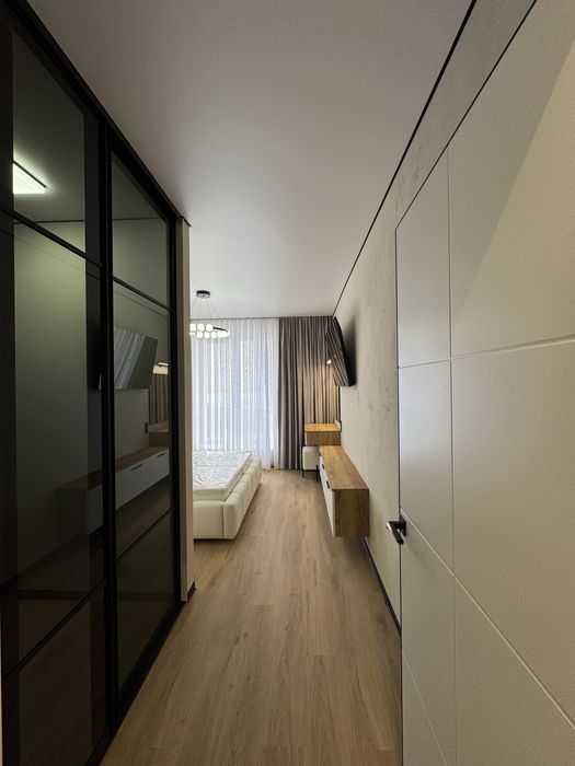 Велика 1-кімнатна квартира видова на Міське Озеро