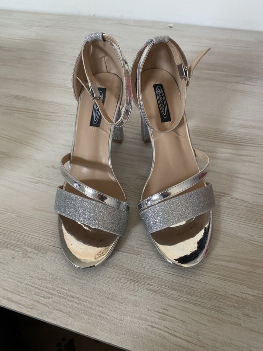 Sandałki na słupku