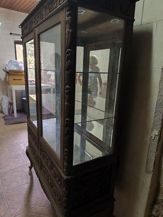 Vitrine em madeira maciça