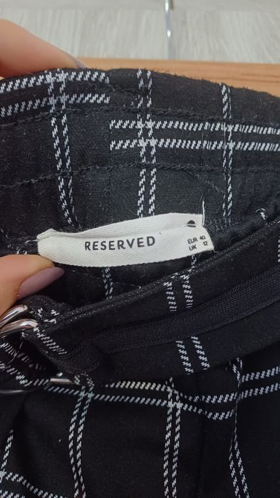 Czarno-białe spodnie w kratkę Reserved