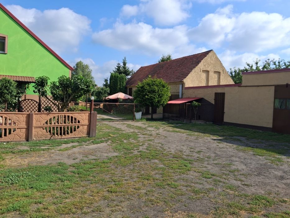 Dom z garażami i ogrodem