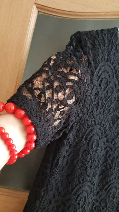 Elegancka czarna sukienka z koronki