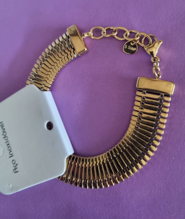 Pulseira dourada, em aço, grossa e com extensor
