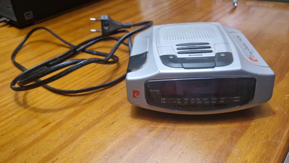 Rádio / despertador Pierre Cardin prateado PC 260