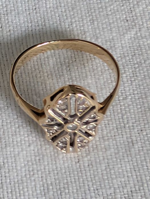 Śliczny złoty pierścionek z diamentami