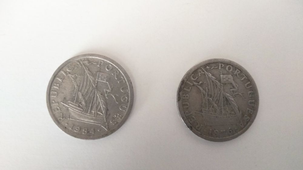 Duas moedas 2$50 escudos (1976 e 1984)