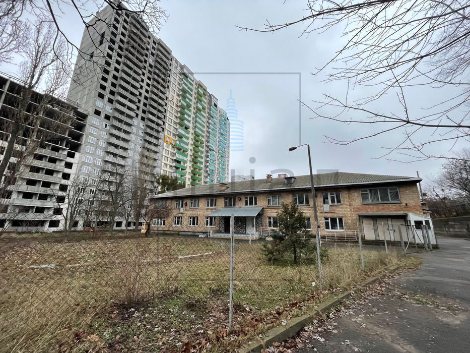 Продаж будівлі 2200 м2 - з ділянкою - 1-гектар / р-н Дарницької площі