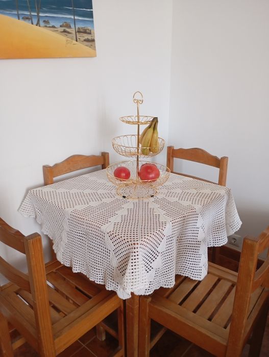 Mesa de madeira com 4 cadeiras